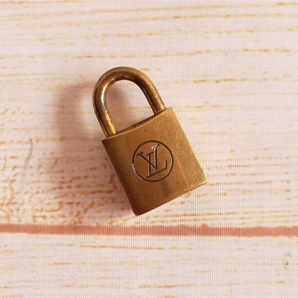 #220 Authentic Louis Vuitton Paris Brass Luggage Lock Pendant 200 Series - Picture 1 of 6